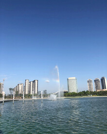 明月湖上的喷泉彩虹