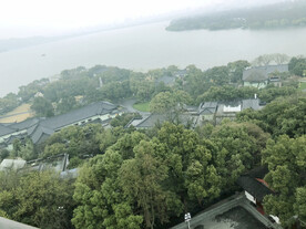 雷峰塔上观西湖美景