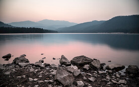 江边河滩江水 