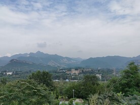 灰蒙蒙的山