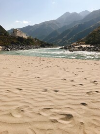 涓涓溪流沙滩自然景观