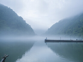 江上晨雾