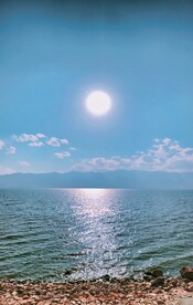 亮丽湖畔与晴空白云
