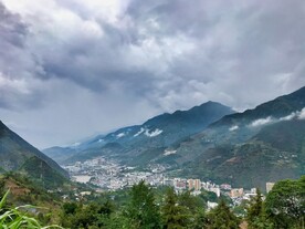 大山中的蓝天白云城市