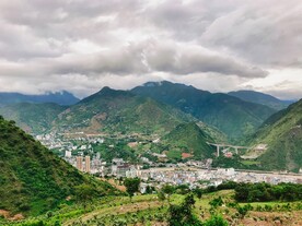 蓝天白云大山自然风光的都市