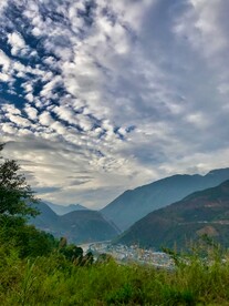大山中的蓝天白云