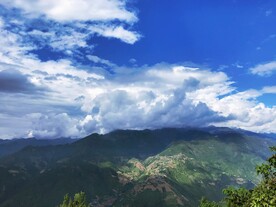 大山中的蓝天白云
