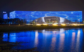 建筑物霓虹夜景湖水相映