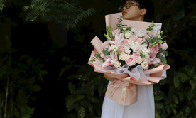 粉色重瓣百合粉雪山玫瑰混合花束