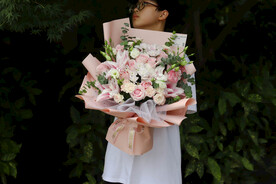 粉色重瓣百合粉雪山玫瑰混合花束