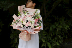 粉色重瓣百合粉雪山玫瑰混合花束