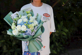 11枝白玫瑰蓝绣球混合花束