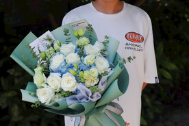 11枝白玫瑰蓝绣球混合花束