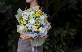 白玫瑰小雏菊混合花束