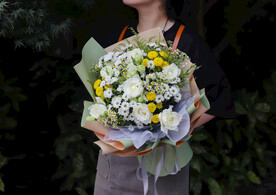 白玫瑰小雏菊混合花束