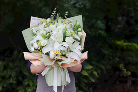 白绿色系白百合洋甘菊混合花束