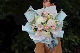 浅色系曼塔玫瑰坦尼克玫瑰混合花