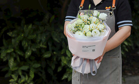 白色系小型俄罗斯花束