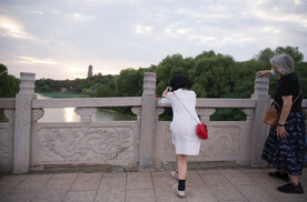 桥上拍风景