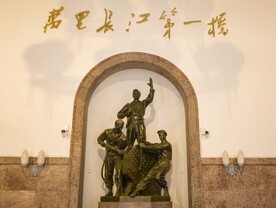 万里长江第一桥雕塑
