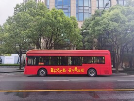 行驶的红色公交车绿色树木