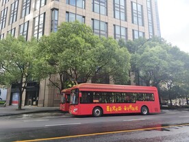 道路上并驾齐驱的红色公交车