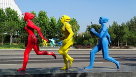 红黄蓝女人雕塑