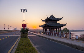 日出前的大桥美景
