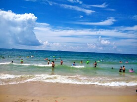海边海景游泳