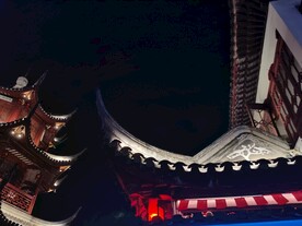 上海七宝老街夜景中式屋檐