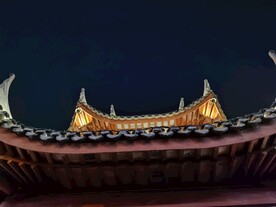 上海七宝老街夜景中式屋檐