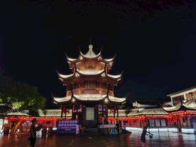 上海七宝老街夜景游玩复古塔造型
