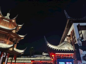 上海七宝老街夜景中式复古建筑