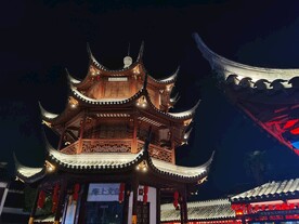 上海七宝老街夜景游玩复古塔造型