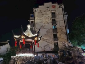 上海七宝老街中式亭子和壁画