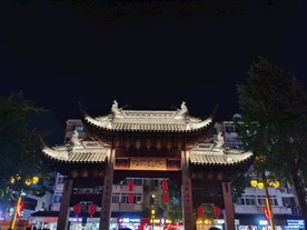 上海七宝老街夜晚游玩中式牌坊