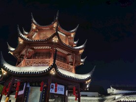 上海七宝老街夜景游玩中式古塔造