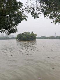 湖中 小岛