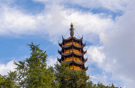 蓝天白云塔