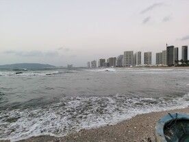 双月湾澎湃的海浪
