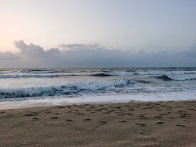 双月湾朝霞 海浪汹涌