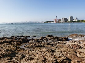 惠州双月湾海边礁石滩风景