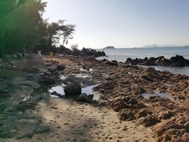 惠州双月湾海滩礁石风光