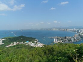 双月湾 蓝天白云 大海森林