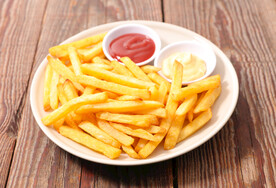 盘子里的薯条番茄酱大图