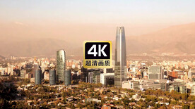 航拍晨光中的金色城镇