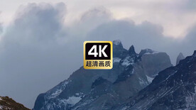 航拍雪山山顶翻滚的云雾