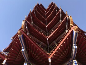 仰视仿古建筑高塔