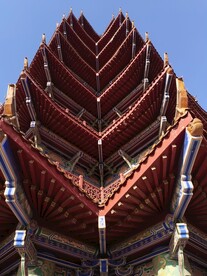 仰视仿古建筑高塔