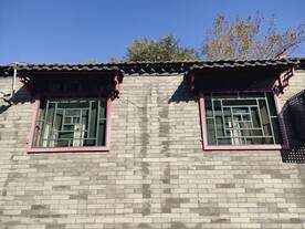 北京胡同复古窗格和屋檐